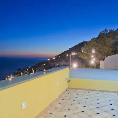 Sleeps 5 Air Con Wifi Casa vacanze Praiano